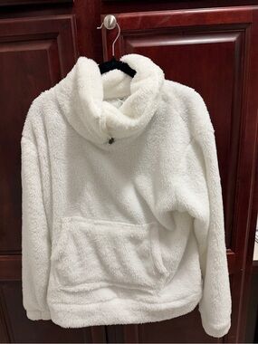 Like NEW Nicole Miller white fleece pullover size MEDIUM super soft!